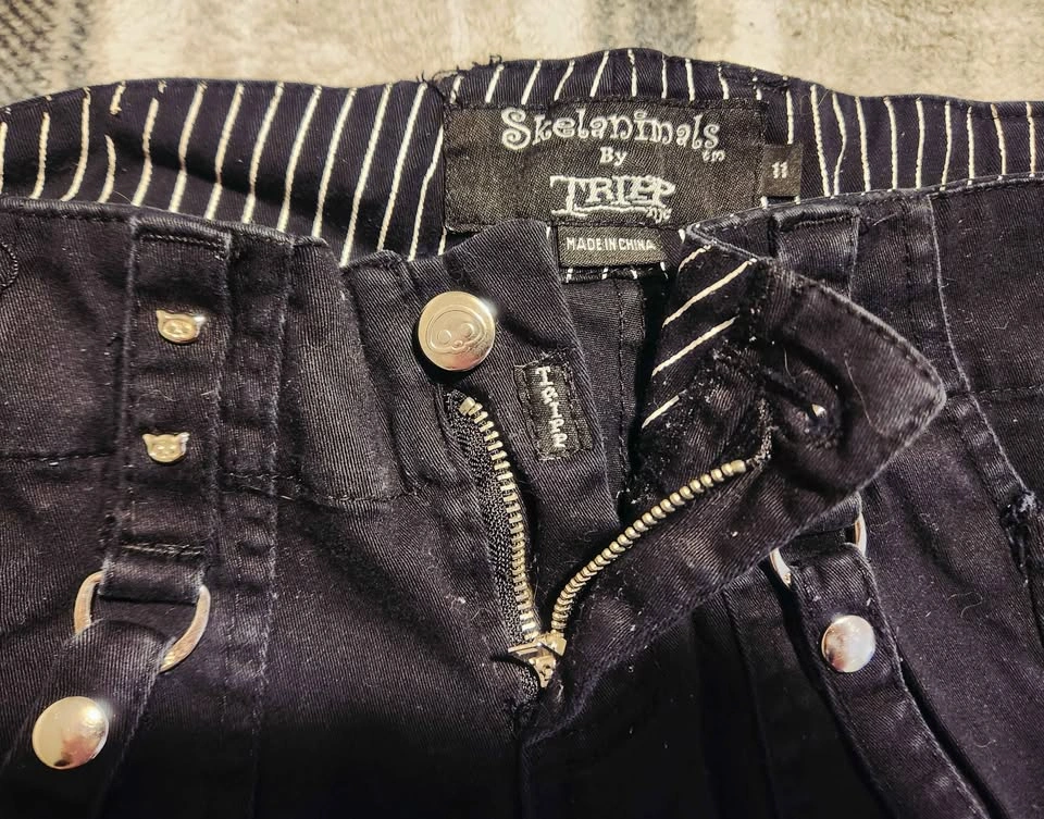 Vintage Y2K Tripp NYC Skelanimals Capris RARE - photo 3