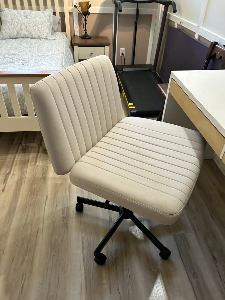 Modern Swivel Office Chair (Skokie)