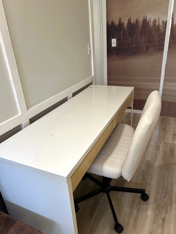 Ikea Modern Home-Office Desk (Skokie)