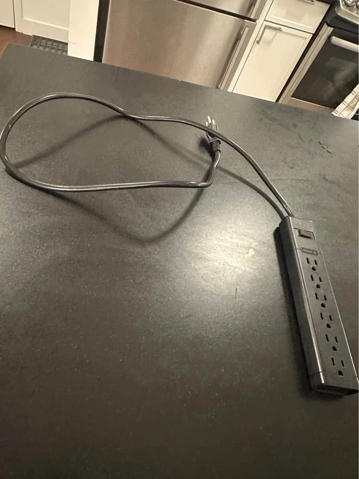 Insignia power strip (4 feet) - photo 4