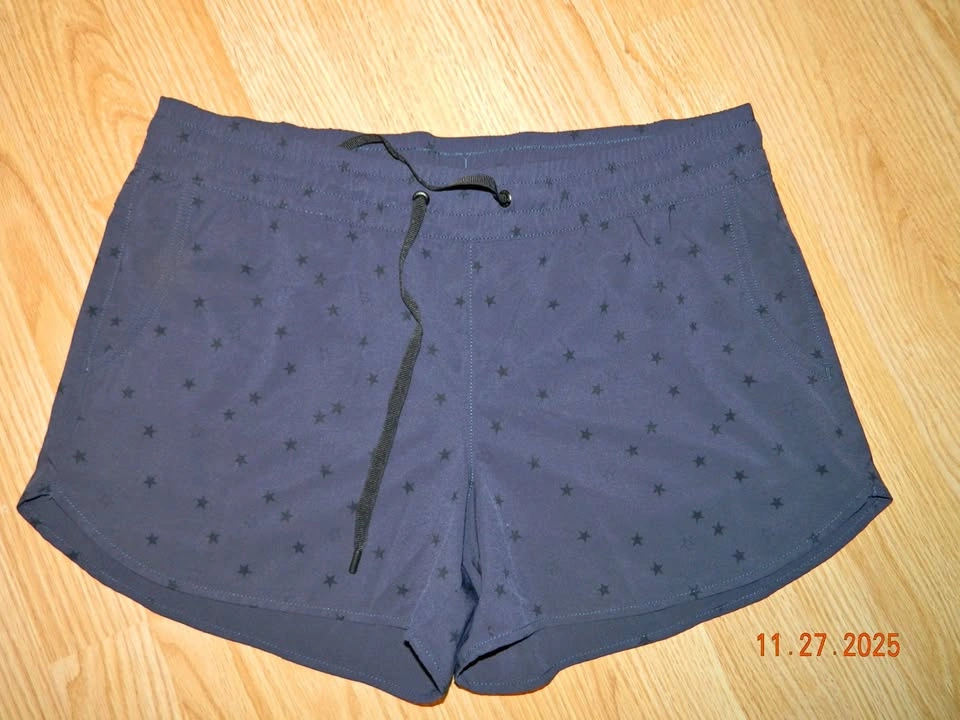 WOMENS EDDIE BAUER SHORTS size M..light swift..LIKE NEW