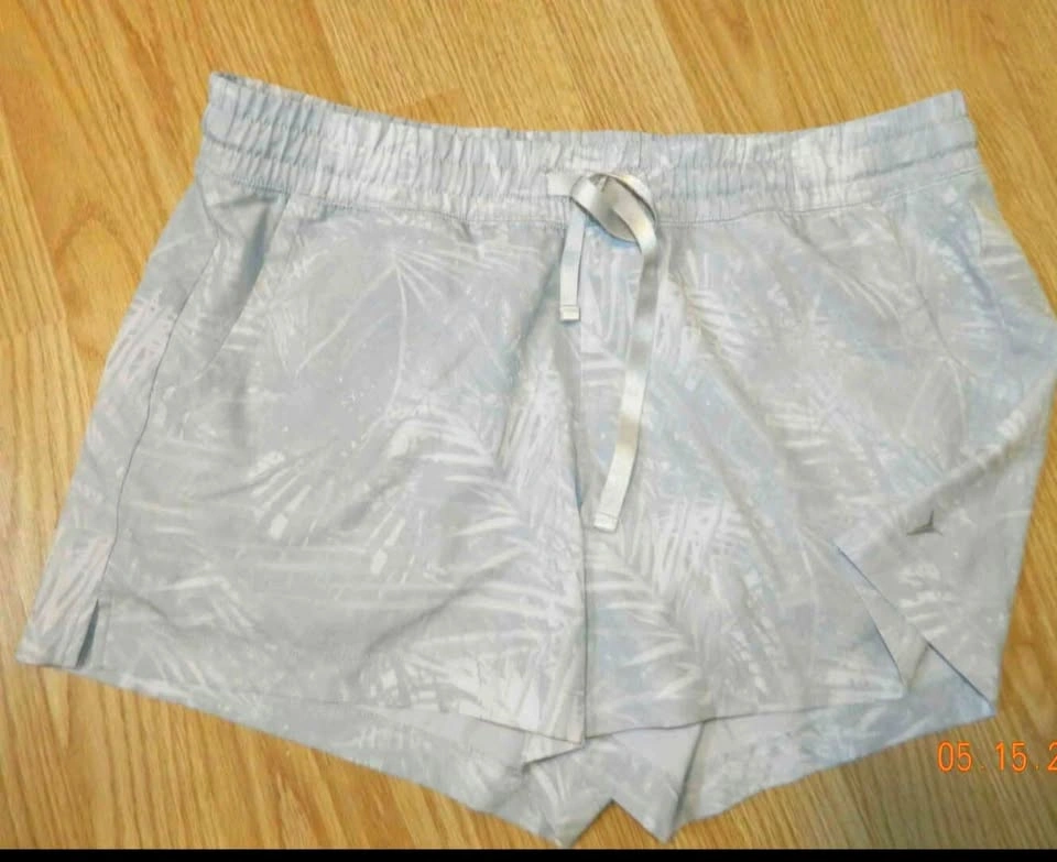 WOMENS OLD NAVY ACTIVE SHORTS SIZE L.. LIKE NEW