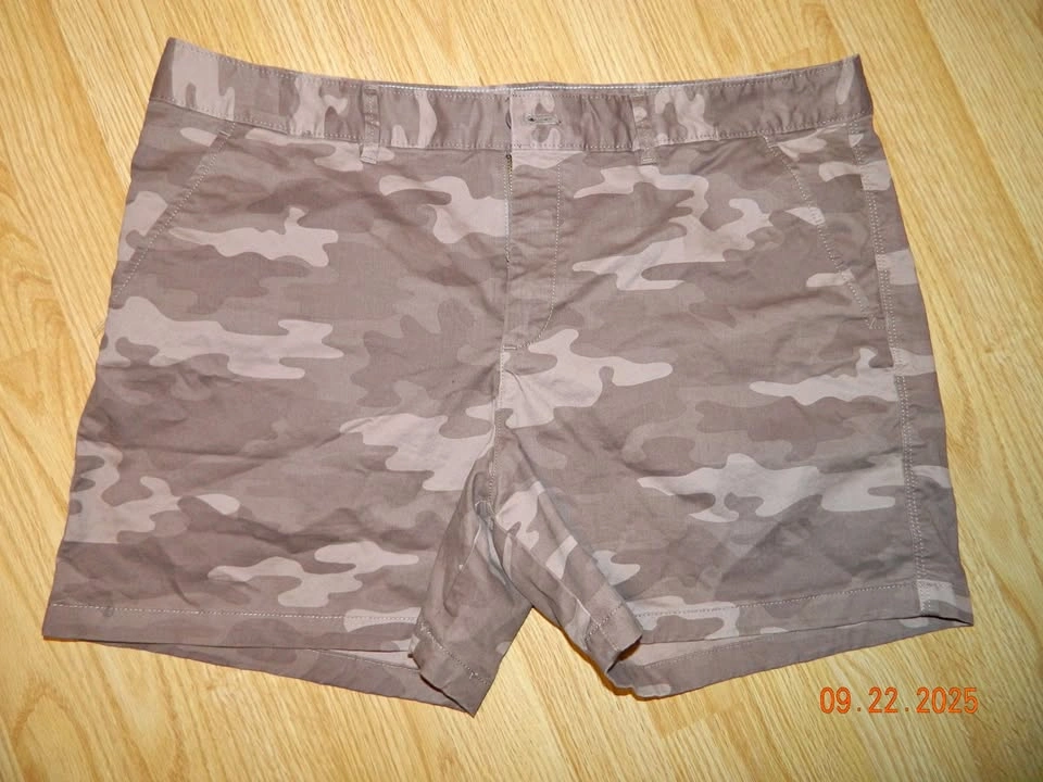 WOMENS EDDIE BAUER SHORTS size 16..LIKE NEW