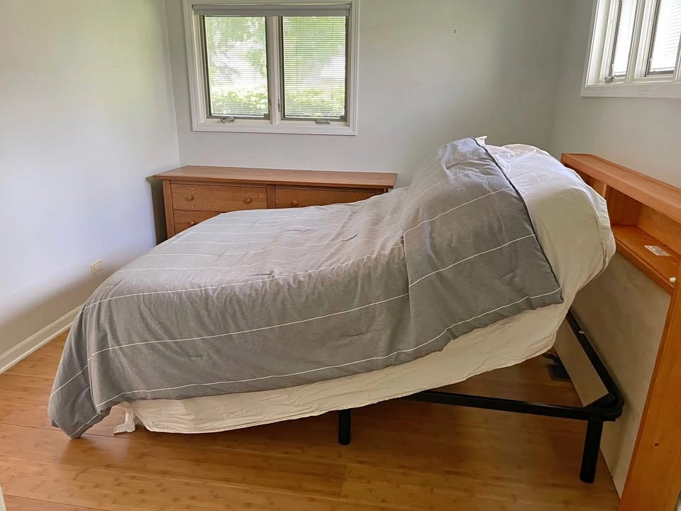 Electric Queen Adjustable Bed Frame w/Remote (Skokie)