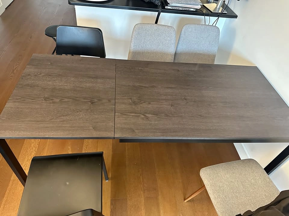 Extendable Dining Table (4 - 6 people)