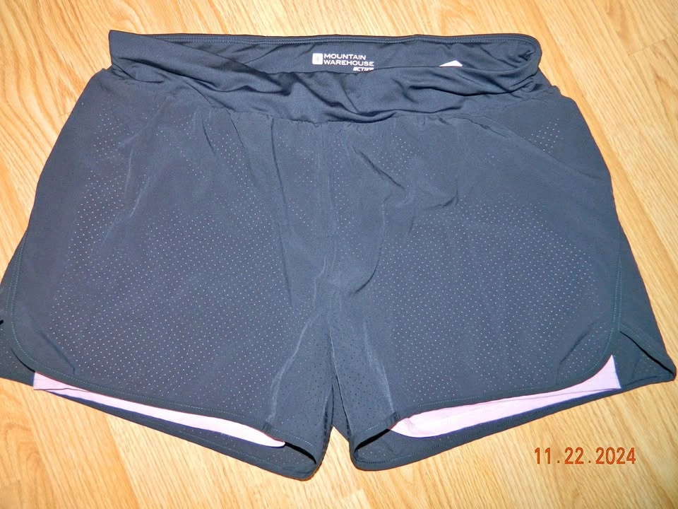WOMENS MOUNTAIN WAREHOUSE SHORTS(with shorts under) size 16