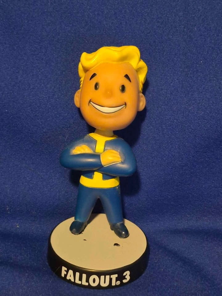 Fallout 3 Art Book Collection, Disk & Bobblehead - photo 2