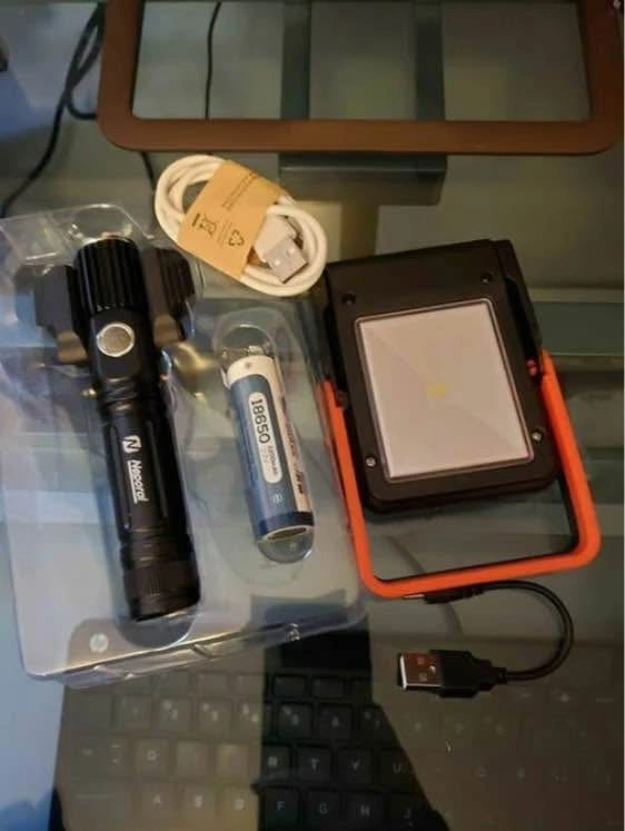 Zoomable 500m Rechargeable Flashlight - Waterproof, Solar/USB - photo 4