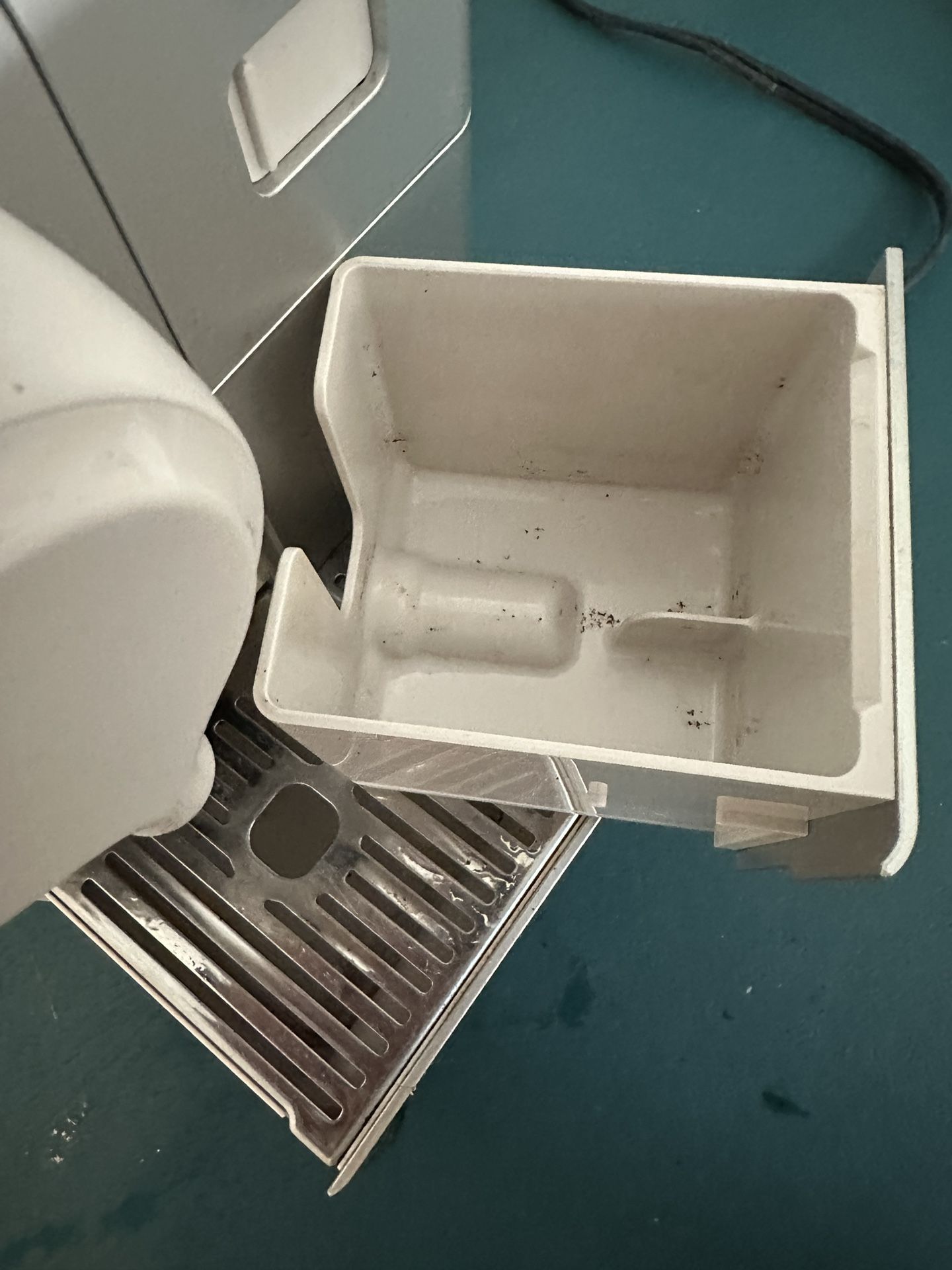 Nespresso DeLonghi Lattissima w/ Cappuccino Add-on - photo 4