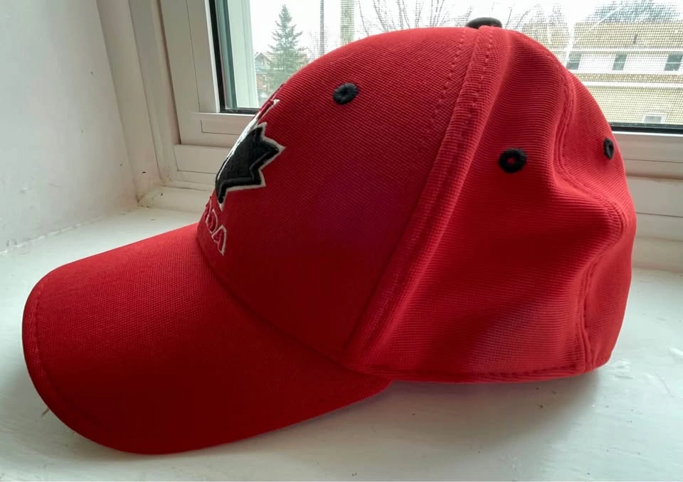 LIKE NEW: Small/Medium Canada Hockey Hat - photo 2