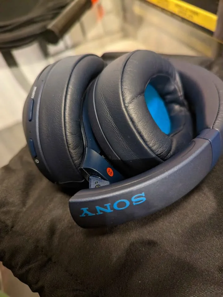 LNIB Sony XB900N Headphones - Over Ear / Noise Cancelling image indicator(3)