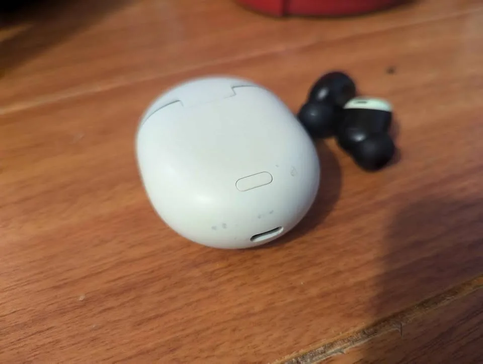 Pixel Buds Pro (black, gen 1) image indicator(4)