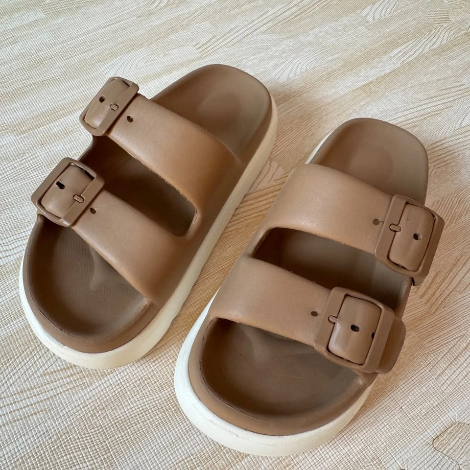 Platform Double Buckle Sandals – Size 37 – Minimal Chic 🤎 - photo 4