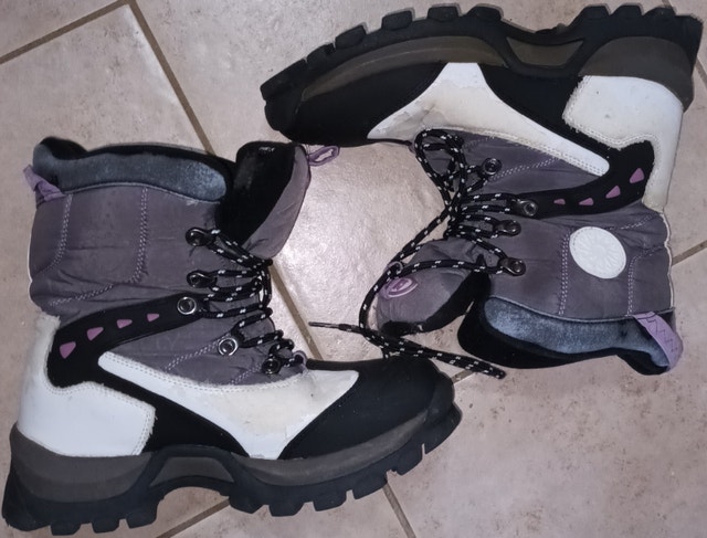 Women's Cougar Thermolite Waterproof Winter Boots Size 9