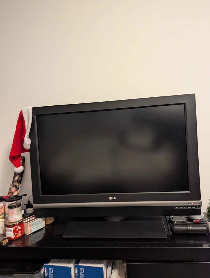 lil stupid tv no wifi no nothin - photo 3