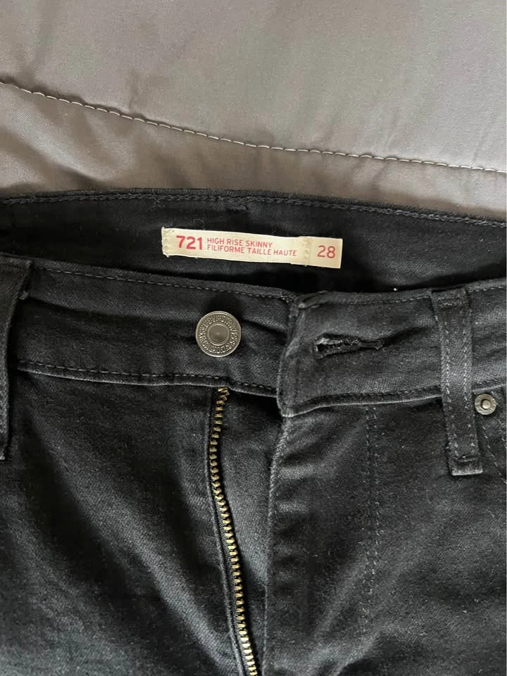 Levi’s 721 Women’s Black Jeans Size 28 - photo 2