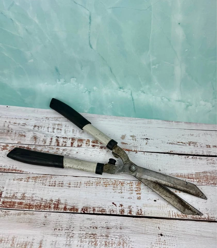 Manual Hedge Shears, Telescoping Handles, Steel Blades