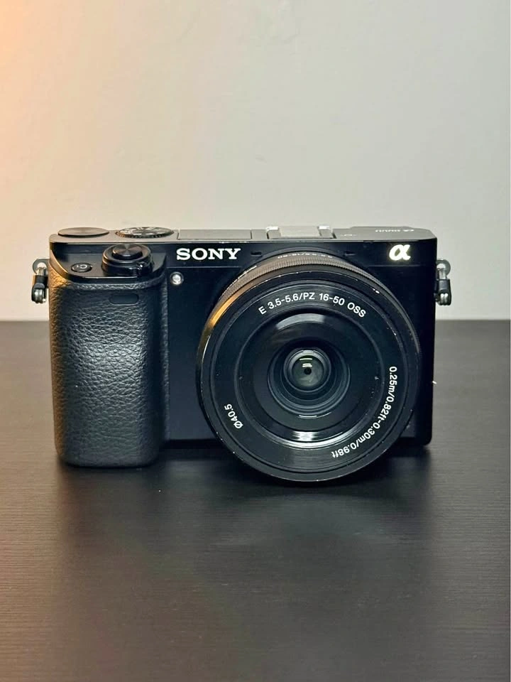 Sony A6000 with Charger and Bag