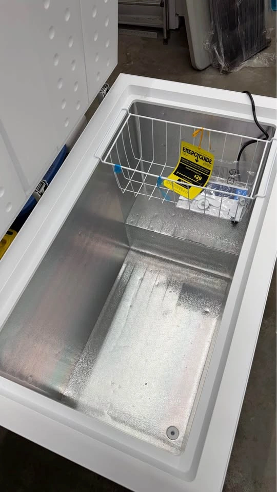 Midea 10.3 CuFt. Chest Freezer - photo 3