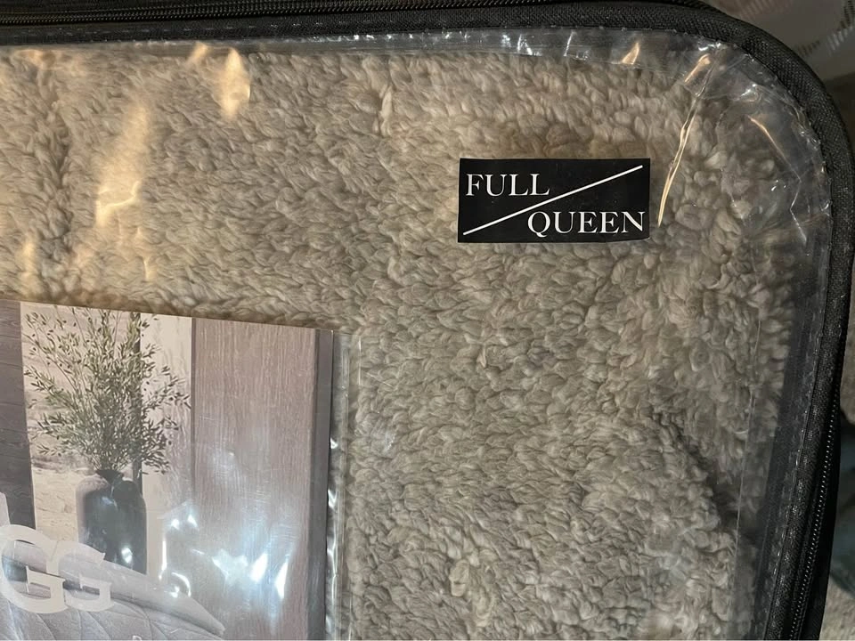 UGG Luxury Plush Blanket - Queen/Full - Brand New - photo 2