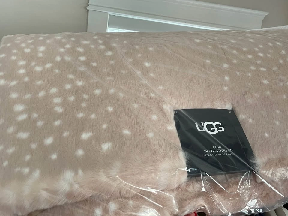 New & Sealed UGG Luxury Large Rugs - 27x44 inch