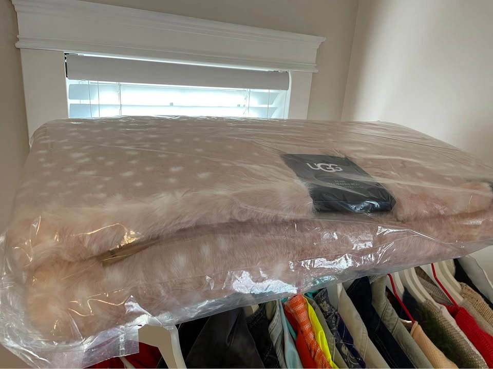 New & Sealed UGG Luxury Large Rugs - 27x44 inch - photo 5