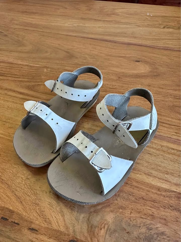 Saltwater sandals, white, size 9T