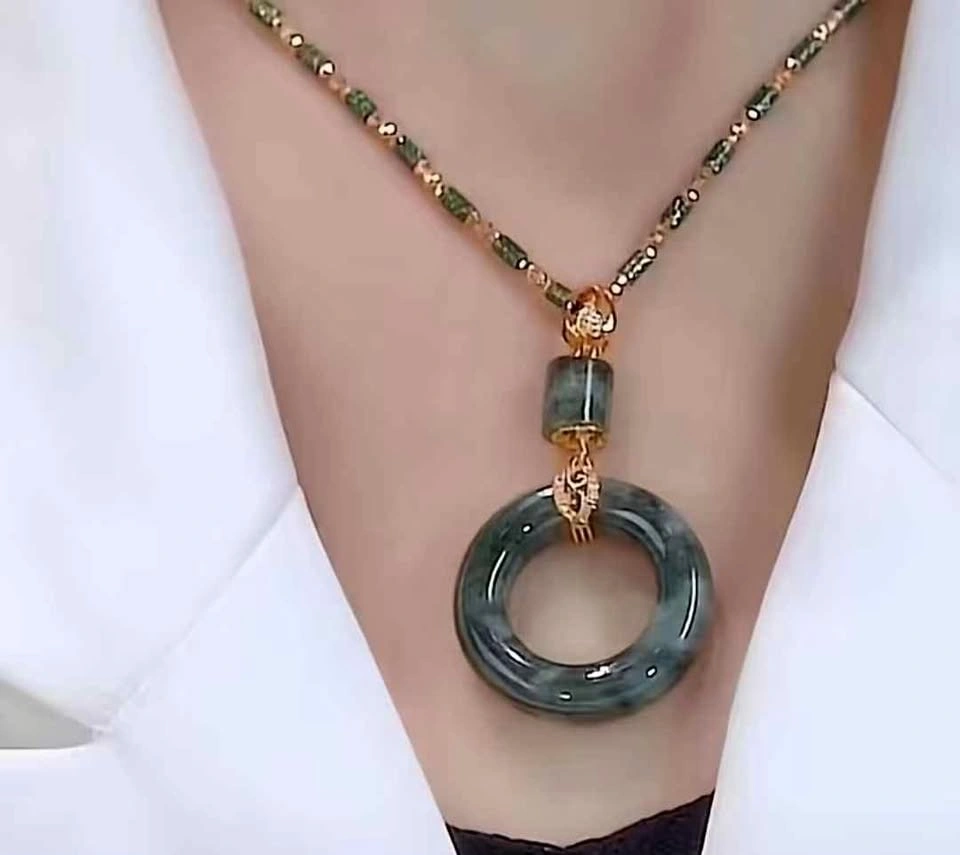 Elegant Necklace Light Luxury Popular Imitation Jade Pendant