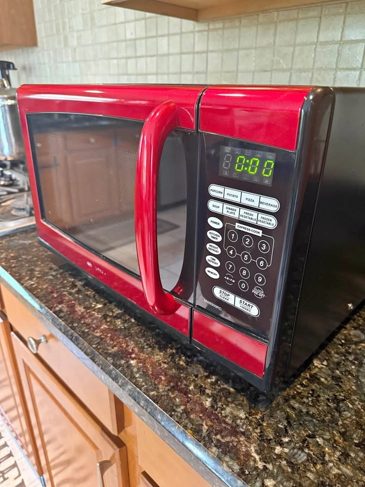Emerson Microwave - Red (900 watt)