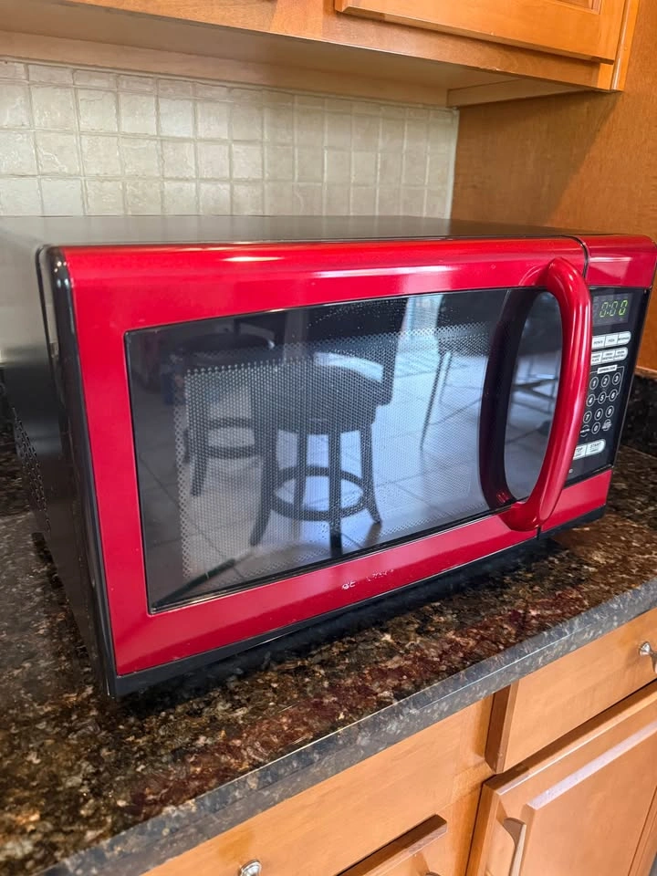 Emerson Microwave - Red (900 watt) - photo 2