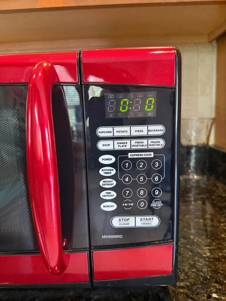 Emerson Microwave - Red (900 watt) - photo 3