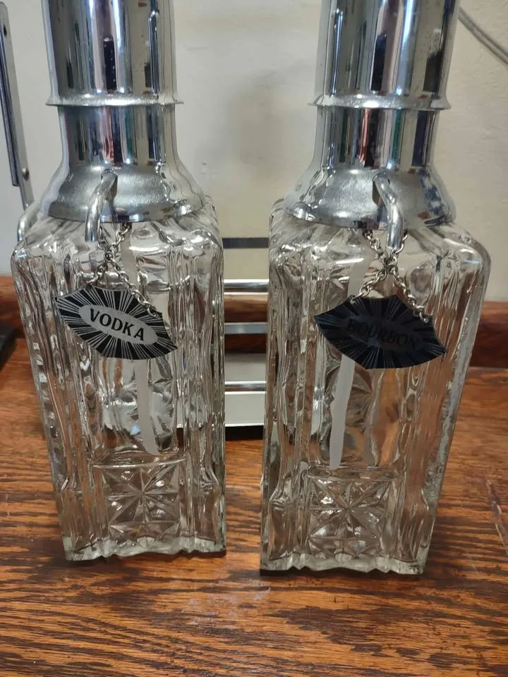 Vintage MCM Pump liquor decanter set image indicator(5)