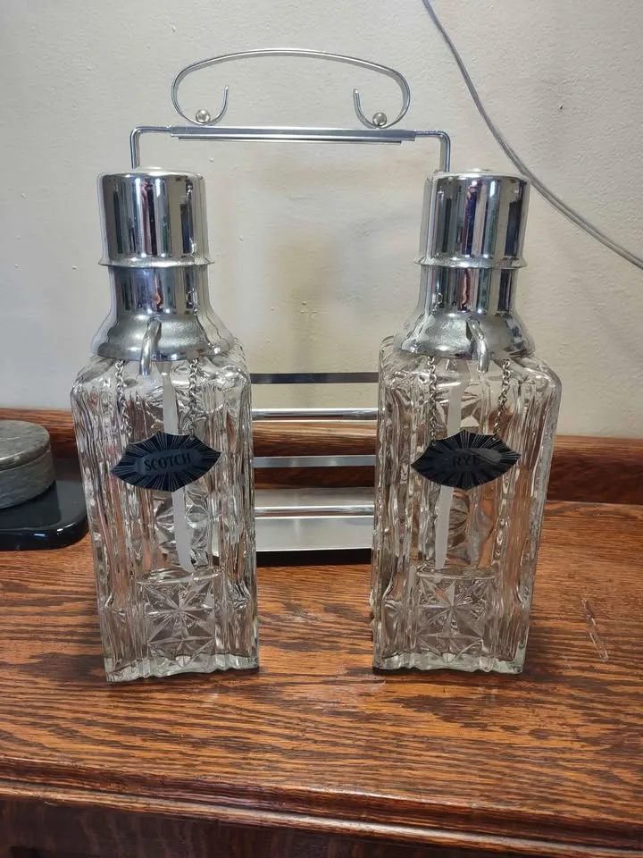Vintage MCM Pump liquor decanter set image indicator(6)