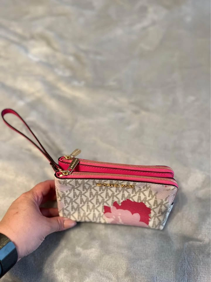 Michael Kors Wristlet - photo 2