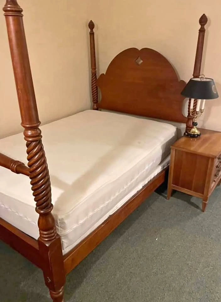 Ethan Allen Full Size 4-Post Bedframe