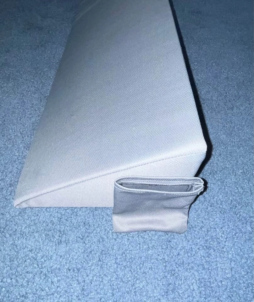 Moavica Queen Size Bed Wedge - Grey - photo 3