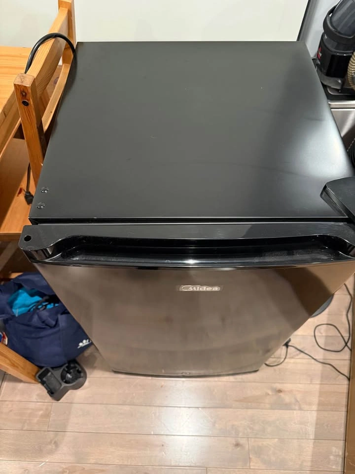 Midea Upright Mini Freezer - photo 2