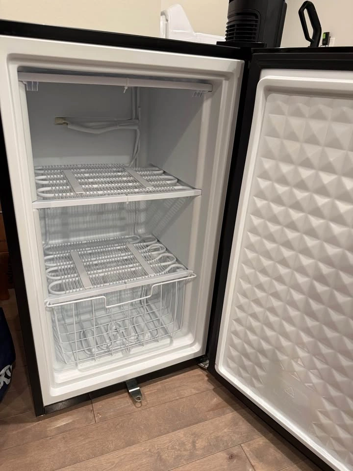 Midea Upright Mini Freezer - photo 4