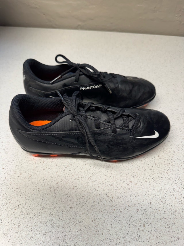 NIKE Kids Phantom GX Soccer Football ⚽️⚽️ Size 4Y
