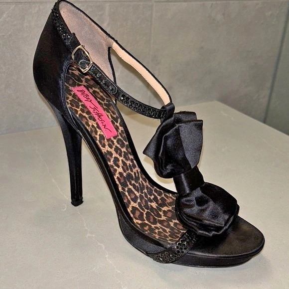 Betsy Johnson sz 8.5 Black Satin Bow Bling Stilettos