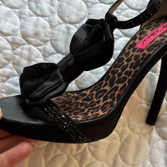 Betsy Johnson sz 8.5 Black Satin Bow Bling Stilettos - photo 2