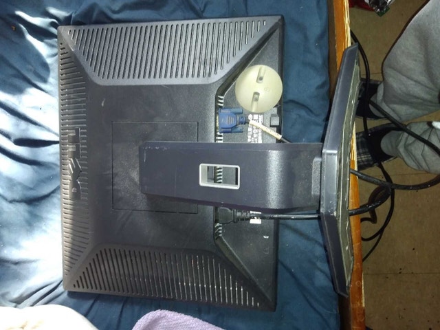 Dell 17 inch Monitor - photo 2