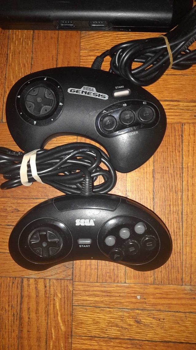 SEGA Genesis Model 2 Console w/ 10 Games & 2 Controllers - photo 3