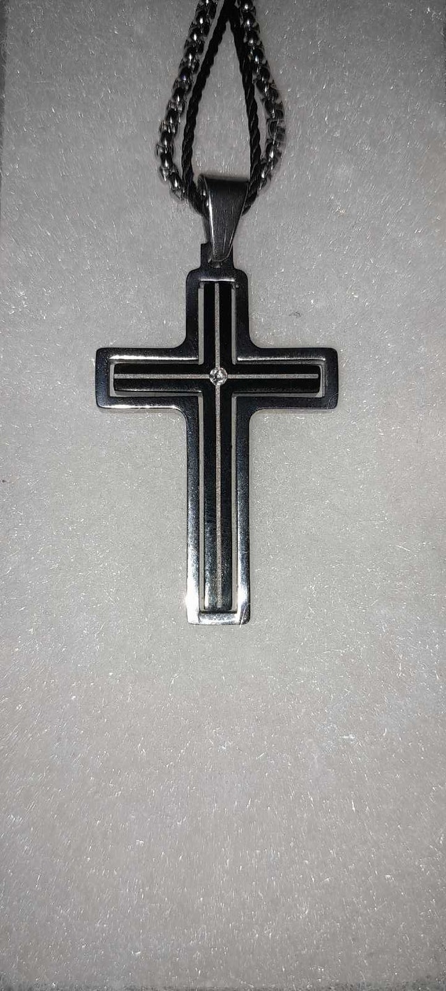 Cross pendant necklace