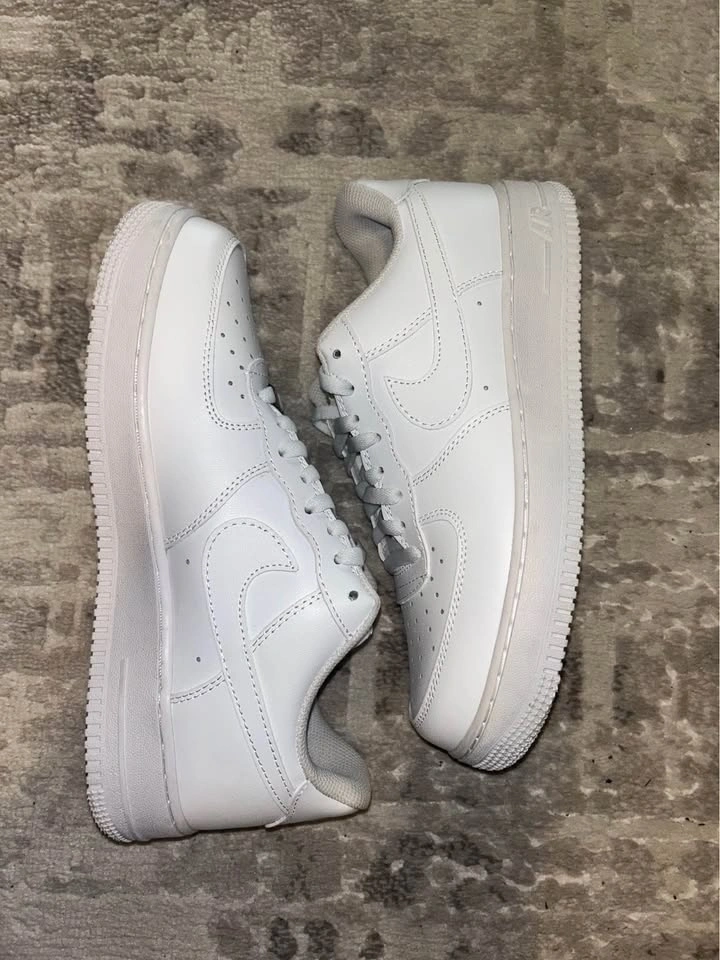 Men's Nike White Air Force 1 Low - Size 9 US