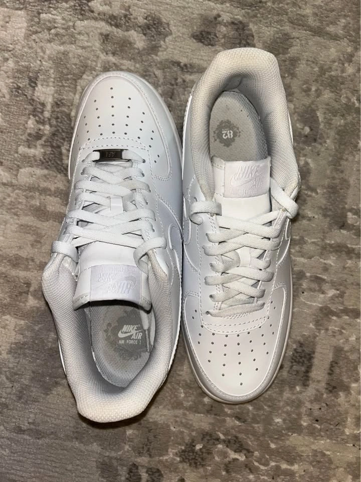 Men's Nike White Air Force 1 Low - Size 9 US - photo 2