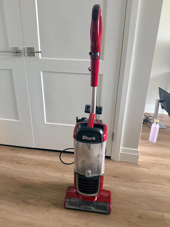 Shark Vacuum - photo 2