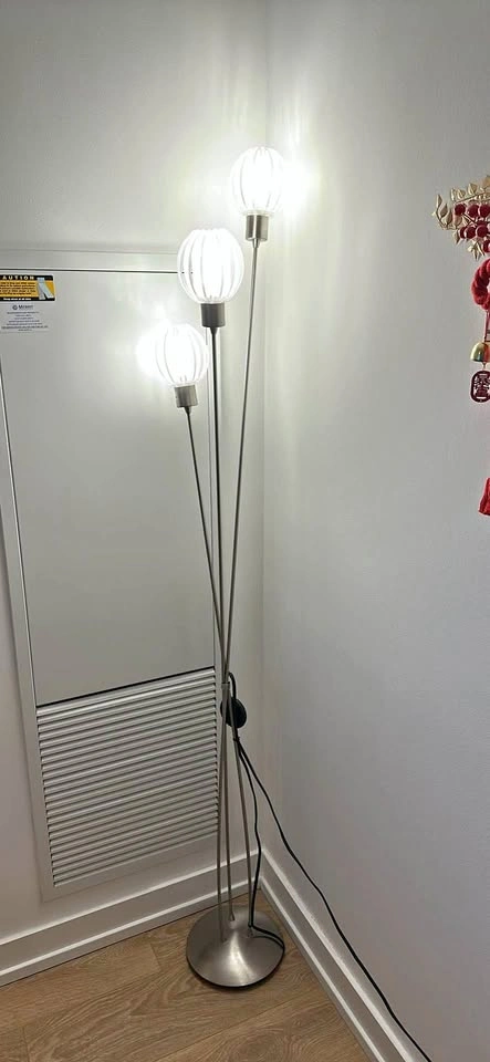 Floor lamp with 3 lights