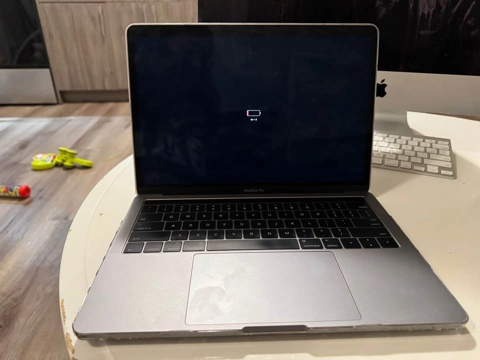 MacBook Pro 2016 Touch Bar - Excellent Condition - photo 2