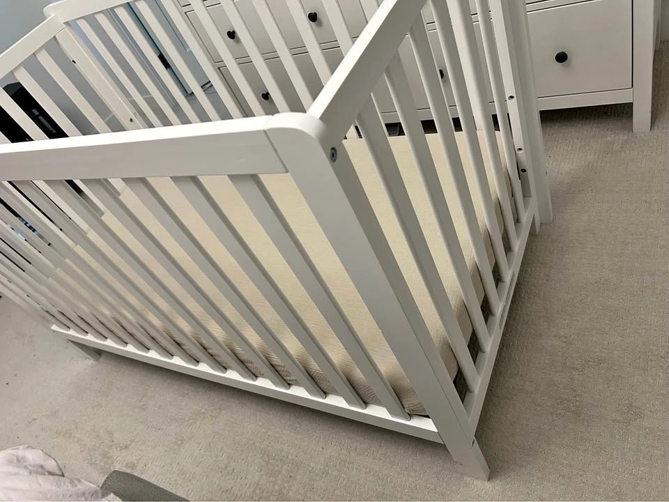 Da Vinci Crib 4-1 plus Neuton waterproof infant and toddler matt